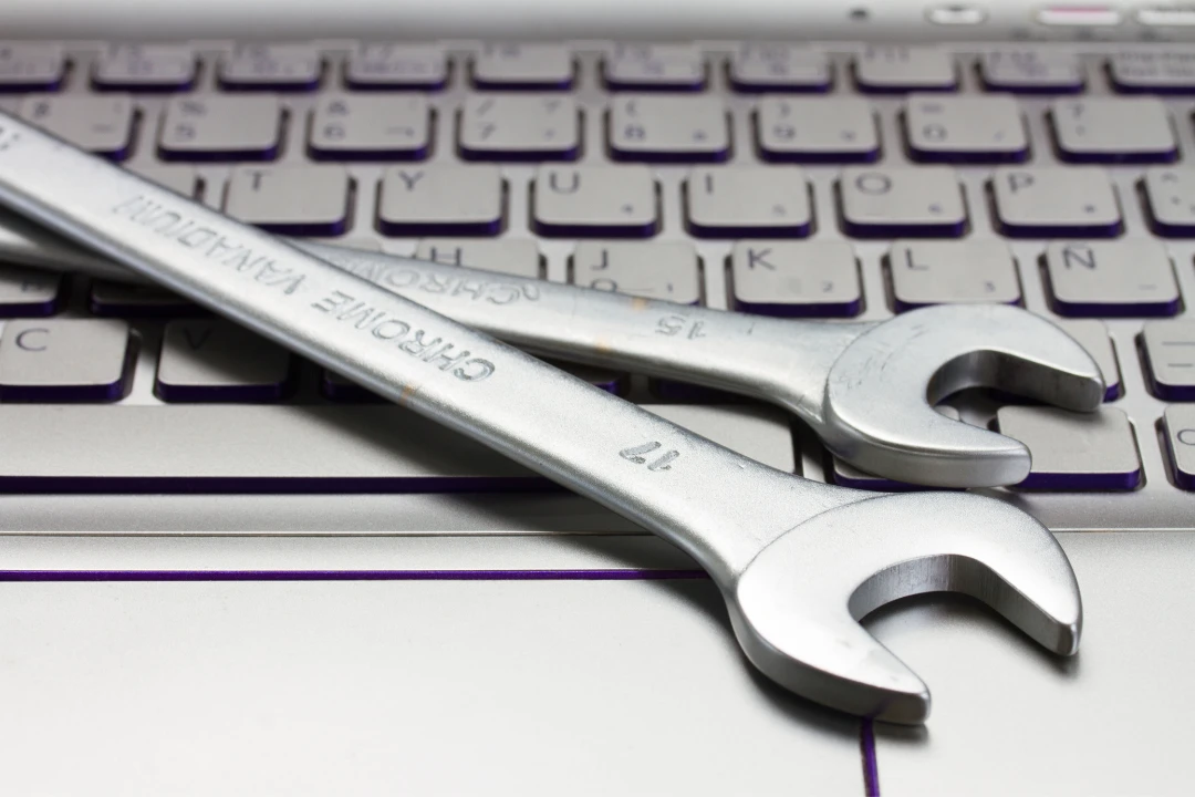 Laptop and tools for Technical SEO Thumbnail